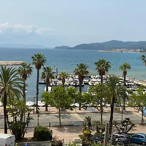 T2 Coquet Plein Centre Vue Mer Exceptionnelle. , Le Lavandou France